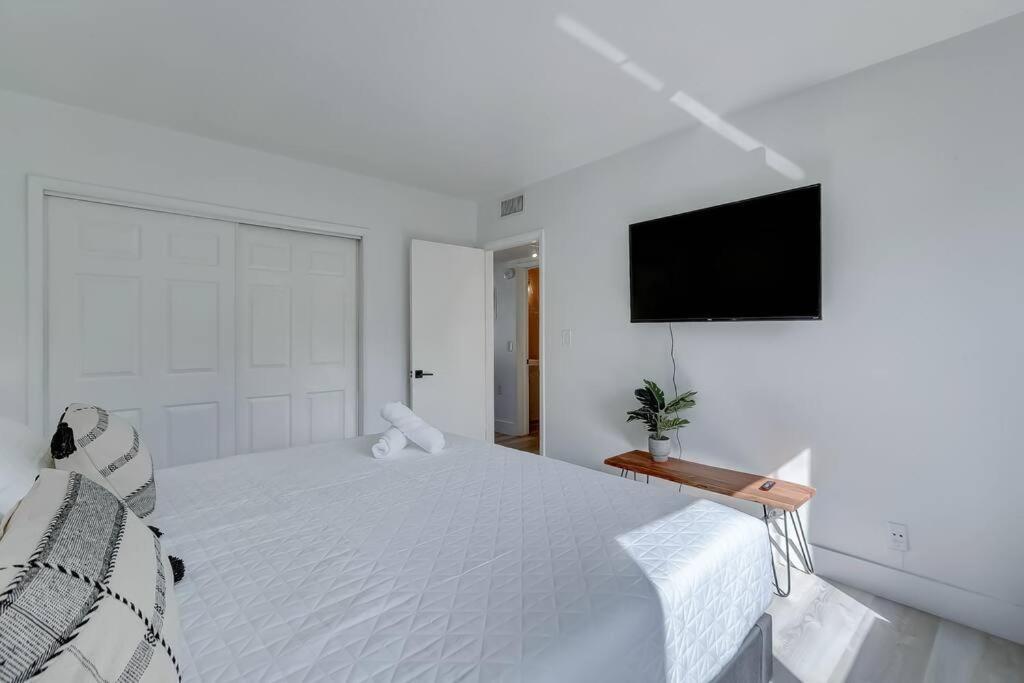 Chic Retreat: 2Br Apartment! Форт-Лодердейл Екстер'єр фото