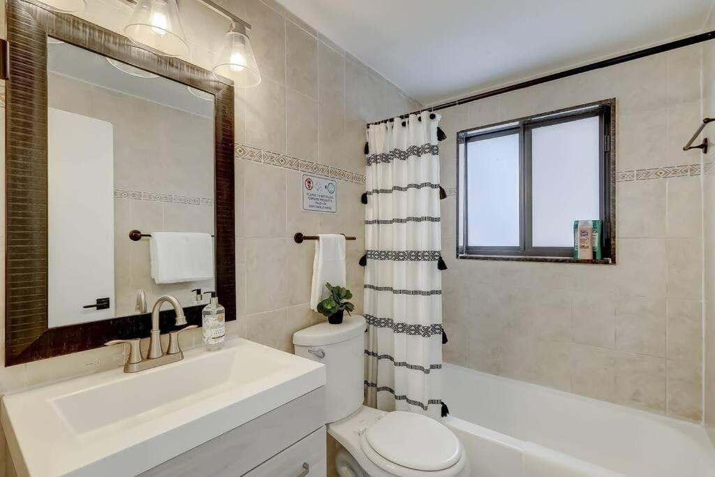 Chic Retreat: 2Br Apartment! Форт-Лодердейл Екстер'єр фото